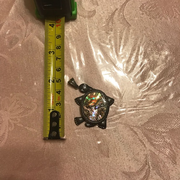 Abalone shell turtle pendant - Picture 2 of 4